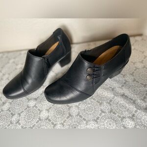 Clarks Collection~Emslie Warren~Black~Button & Loop Detail~Slip-On Shoe~Size 6.5